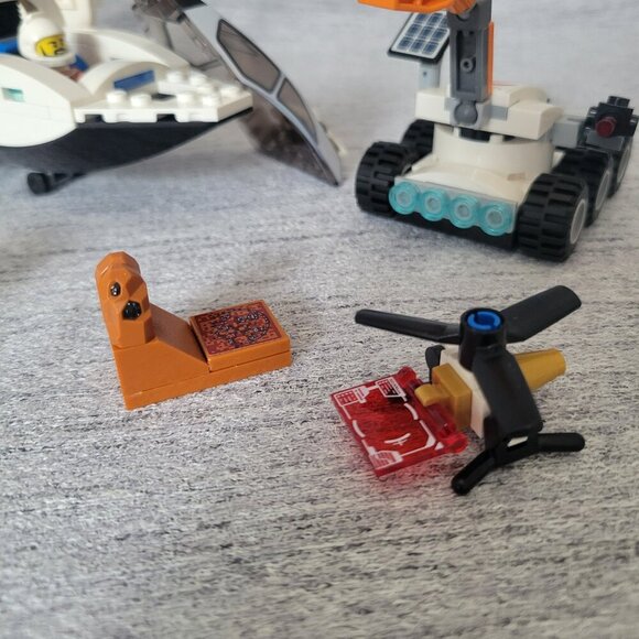 LEGO CITY: Mars Research Shuttle (60226) - Picture 5 of 14